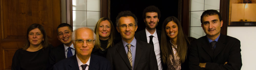 Fondatori dello studio legale MRV fotografati insieme ai collaboratori durante l'evento di inaugurazione dello studio